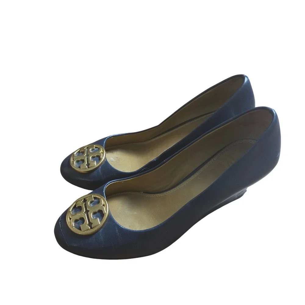 Tory Burch Chelsea Wedge Pumps 6 Leather Gold Logo Medallion Heels Office Siren
